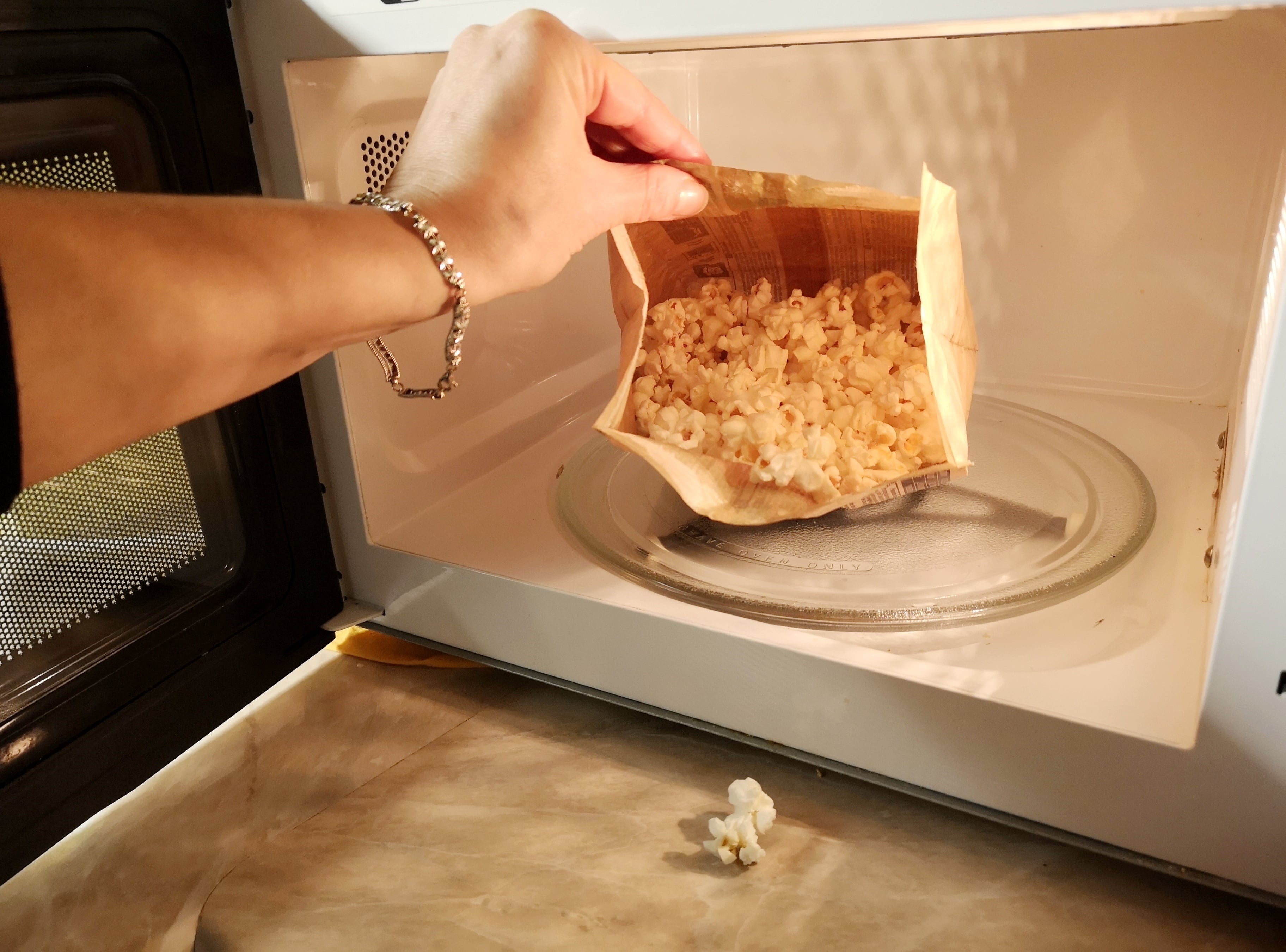 Cooking popcorn in the microwave
