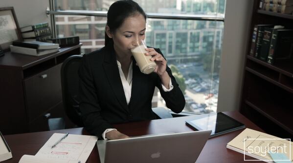 Woman-drinking-soylent.jpg