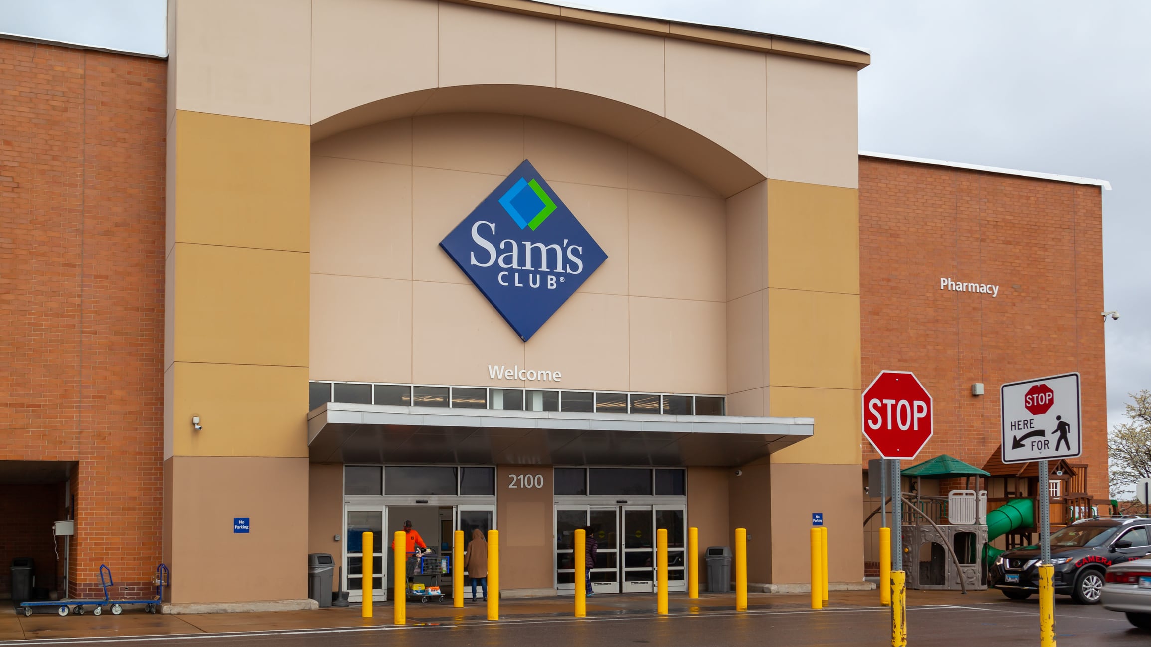 Sam’s Club takes a slice of the pizza business with online sales growth