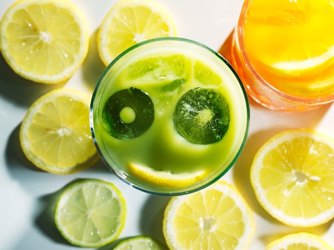 Green drink with a slice of lemon, stillife