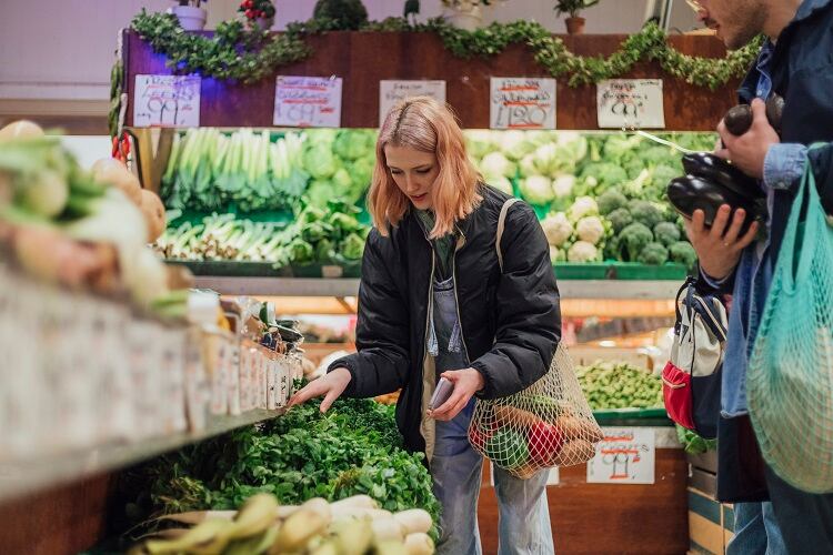 Buying-vegetables-in-supermarket-GettyImages-SolStock.jpg