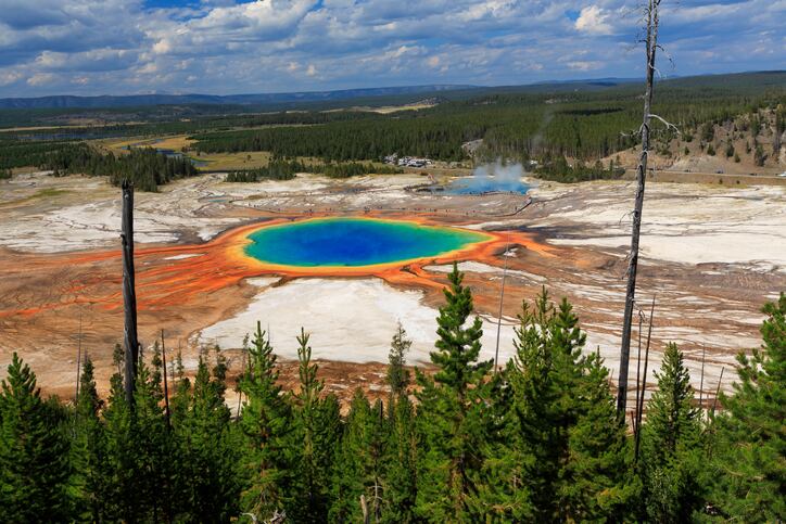 Grand-Prismatic-Spring-Yellowstone-National-Park-GettyImages-Bill-Vorasate.jpg