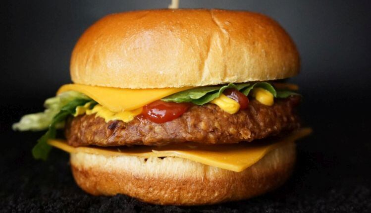 Burger-made-with-PURIS-textured-pea-protein.jpg