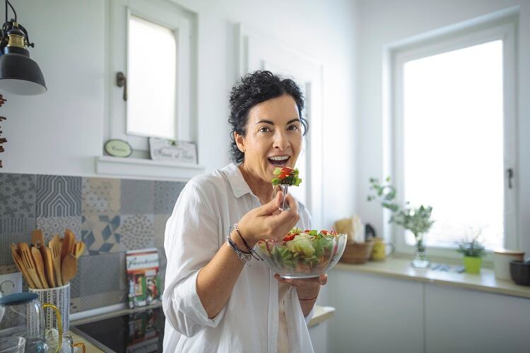 Meonpause-eating-GettyImages-Eva-Katalin.jpg