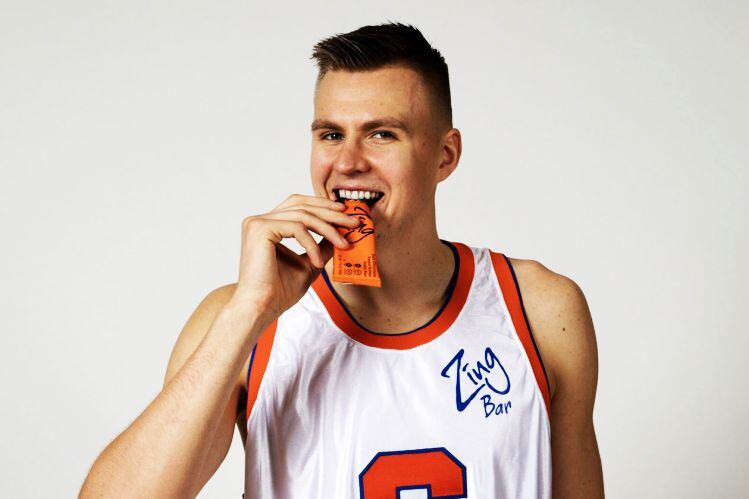 porzingis-eating-bar.jpg