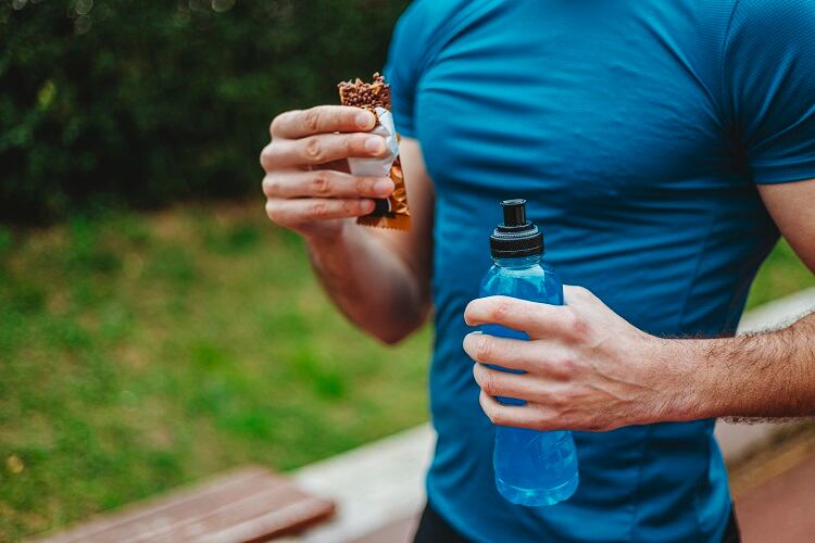 Energy-bars-and-drinks-GettyImages-Obradovic.jpg