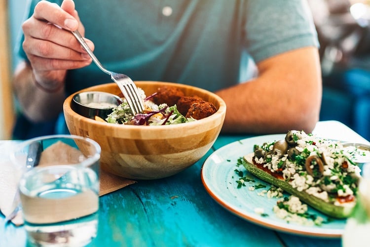 Personalsed-nutrition-man-eating-salad-GettyImages-VioletaStoimenova.jpg