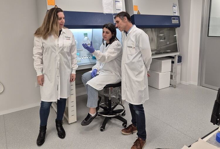Kokomodo-team-at-the-lab.jpg