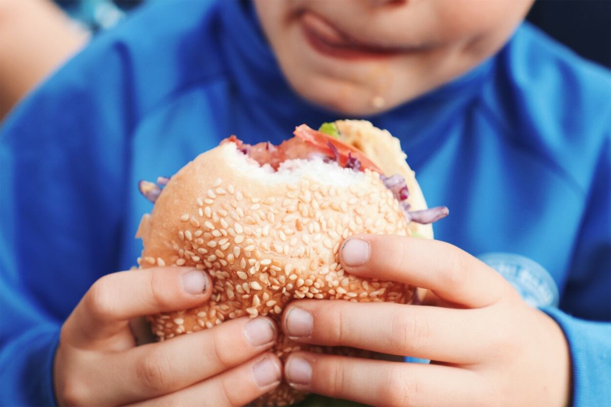 Kids' fast food consumption is up despite restaurant nutrition pledges, one study reports 