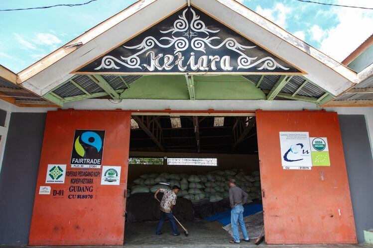 KopepiKetiara-Indonesia-Fairtrade-Coffee-NathalieBertrams.jpg