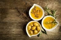 olive olive oil med diet polyphenols iStock dulezidar