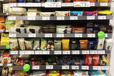 A shelf of snack bars at a 7-Eleven in downtown Chicago. Photo: Adi Menayang/FoodNavigator-USA