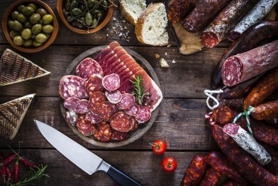 Food manufacturers are increasingly seeking label-friendly alternatives to synthetic nitrites for use in cured meats. Image credit: Gettyimages/fcafotodigital