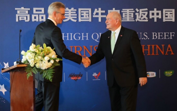USMEF senior VP Joel Haggard welcomes USDA secretary Sonny Perdue at Beijing ceremony