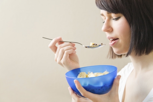 woman_consumer_eating_breakfast_cerealOPTIMIZED