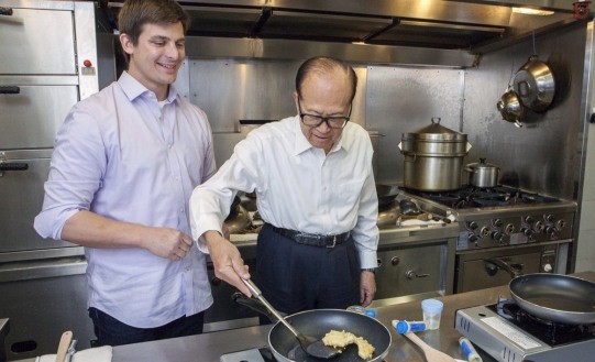 Hampton Creek Foods founder and CEO Josh Tetrick (left) cooks up some plant eggs with new investor Asian tycoon Li Ka-shing 