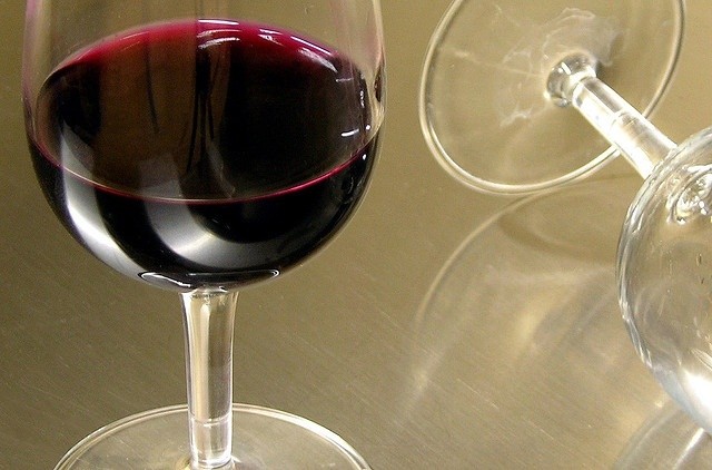 Wine - a source of ellagic acid. Photo: Flickr / Angelo Amboldi