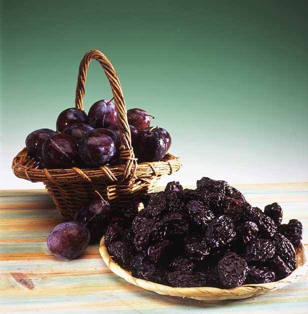 Eating prunes as part of a healthy lifestyle intervention resulted in significant weight loss and waist circumference reduction for participants in a study at the University of Liverpool.