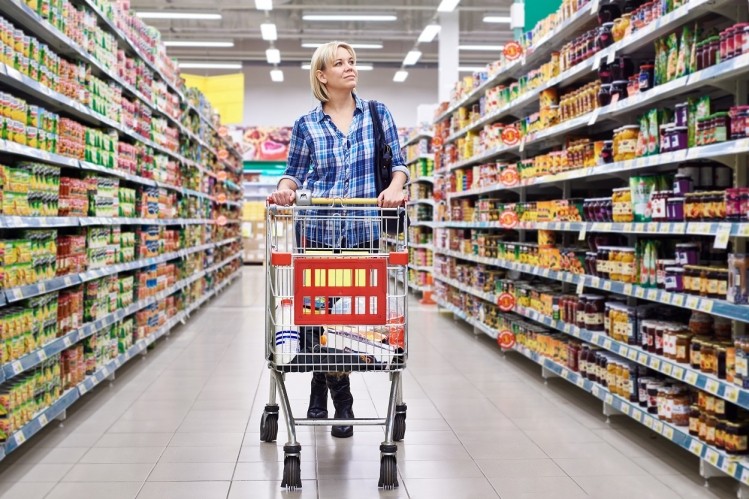 Americans are watching their wallets more closely and are expected to speed up some of their spending on CPG purchases as the year progresses. ©GettyImages/sergeyryzhov