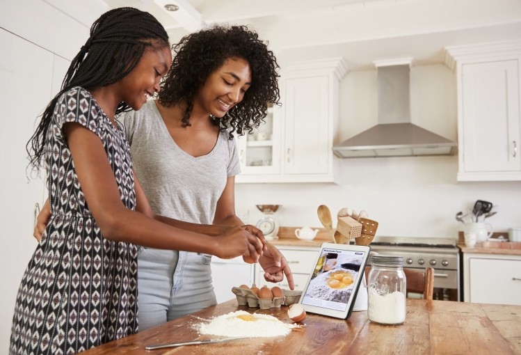 Gen Z is finding culinary inspiration online through social media platforms and testing recipes out at home more often than older generations. ©GettyImages/monkeybusinessimages