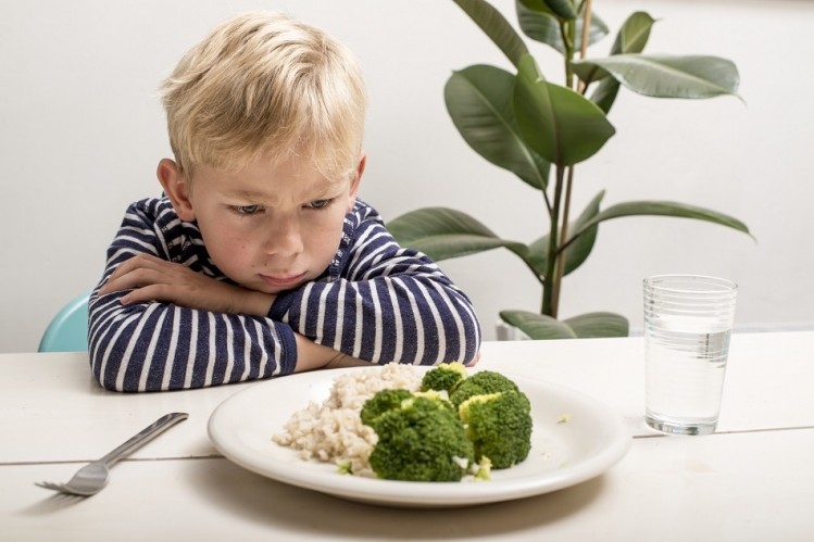 Instead of serving kids just broccoli, researchers found it was more effective to offer atleast three options: broccoli, cauliflower, and green beans. ©GettyImages / patat