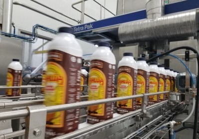 Gossner Foods performs a test run of Kahlua Coffee Creamers in Tetro Avero Aseptic carton bottles on the Tetra Pak A6 filling machine at its Utah facility. 