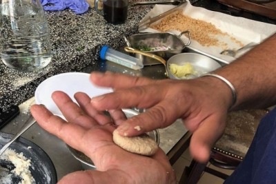 Chef Uri Navon experiments with Future Meat Technologies' cultured chicken at Jerusalem’s award-winning restaurant Machneyuda