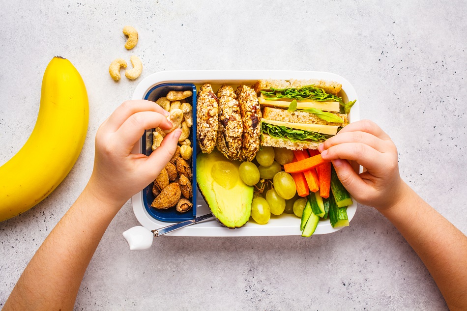 https://www.foodnavigator-usa.com/var/wrbm_gb_food_pharma/storage/images/publications/food-beverage-nutrition/foodnavigator-usa.com/news/r-d/fewer-than-2-of-packed-school-lunches-meet-key-nutritional-standards-study-finds/10555676-1-eng-GB/Fewer-than-2-of-packed-school-lunches-meet-key-nutritional-standards-study-finds.jpg